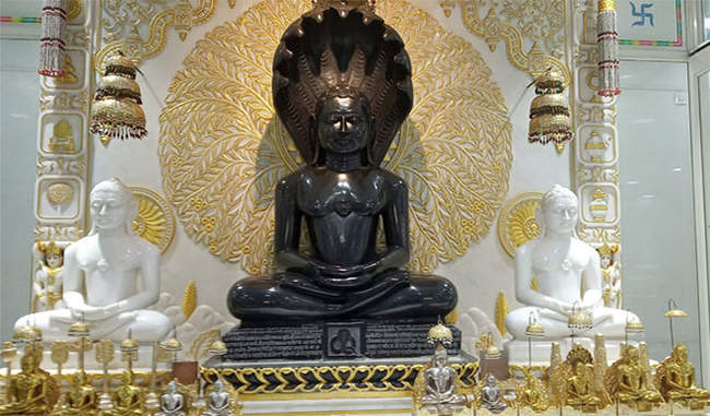 Classical Jain idol of Parshvanath Bhagwan with serpent canopy