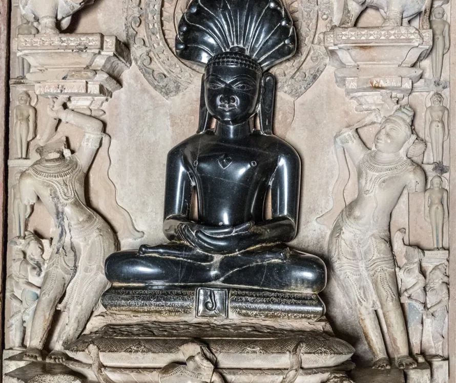 Detailed iconography of Parshvanath Bhagwan beneath the multi-hooded serpent canopy